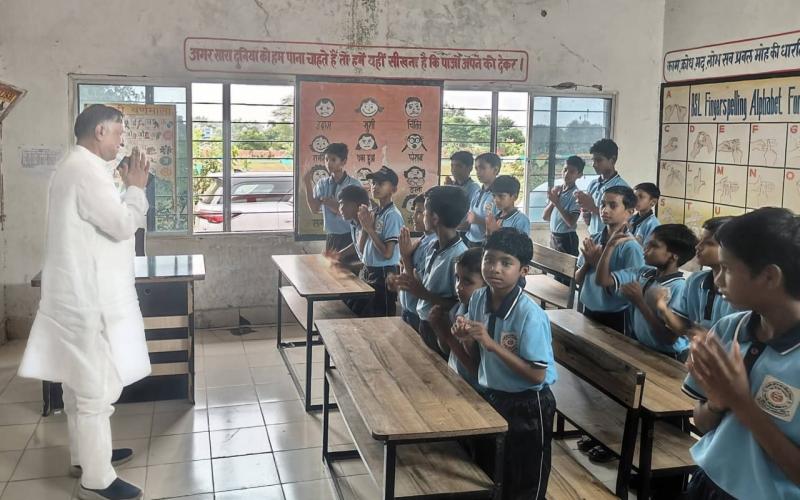 Kabirdham, School for Visually and Hearing Impaired, Singhanpuri, Chhattisgarh Handicapped Finance and Development Corporation Chairman Lokesh Kavadiya met the disabled children, took stock of the school's arrangements, Khabargali