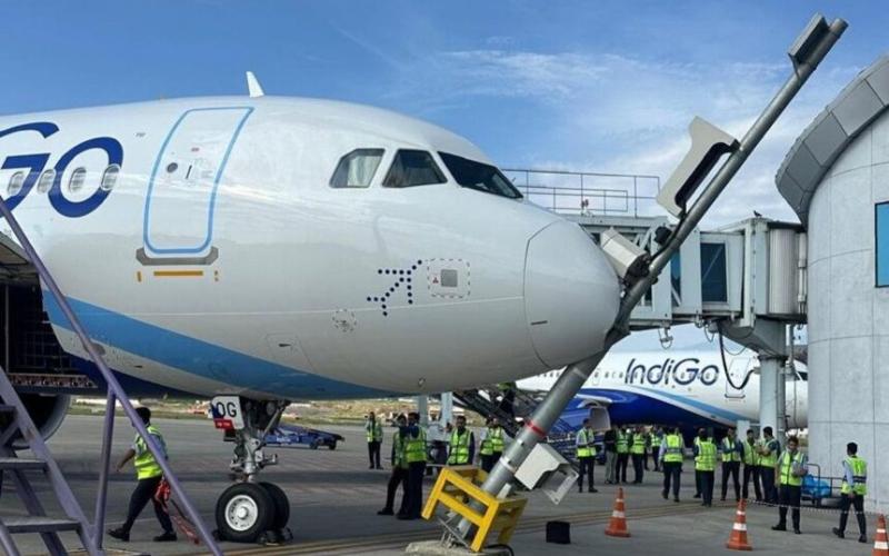  IndiGo aircraft hits pole while parking at Srinagar Airport; passengers have a narrow escape. hindi news latest news khabargali 