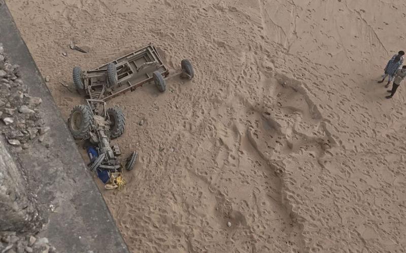 Tractor crashes through bridge railing into Mahanadi River; driver and helper save their lives by jumping out. Latest news hindi news khabargali 