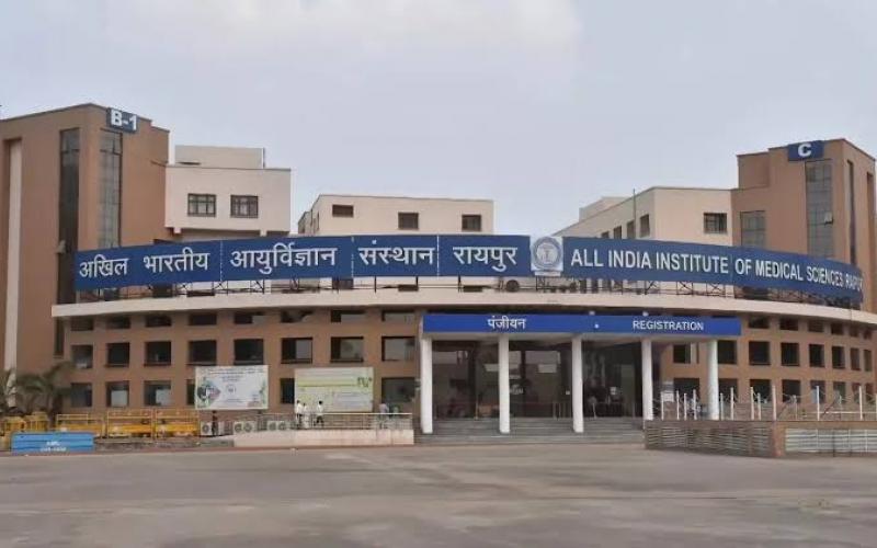   Father slams 6-month-old daughter onto the floor twice; child admitted to ICU, father arrested hindi news raipur khabargali 