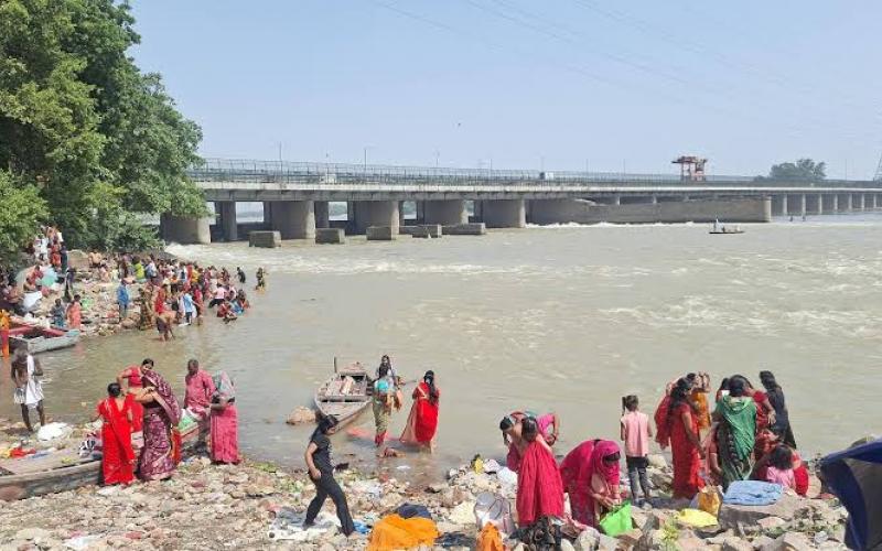 Tragic incident during Jitiya festival; two women drown in the Yamuna. hindi news latest news खा khabargali 