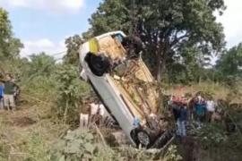 Painful accident, car fell into a well adjacent to the road, Kanker to Kondagaon, over speeding, Tapan Sarkar, Revenue Supervisor, Accident, Negligence of road construction agencies, Chhattisgarh, Khabargali