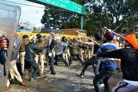 Violent demonstration of Sikhs in Chandigarh, beaten, attacked with swords, vehicles broken, many injured, release of Sikh prisoners, sacrilege case of Guru Granth Sahib, Punjab CM, stone pelting, Qaumi Insaaf Morcha, Punjab Police, DGP Praveer Ranjan,khbargali