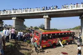 The bus fell 50 feet after breaking the railing of the bridge, 25 people died, Khargone, Khabargali