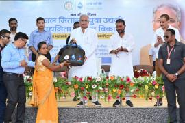 Chief Minister Mr. Baghel, Public Health Engineering Minister Guru Rudra Kumar, Jal Mitan, young entrepreneur, Jal Didi, Secretary of Public Health Engineering Department Dr. S.  Bharatidasan, Chhattisgarh, Khabargali