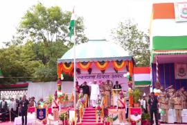 Chief Minister Bhupesh Baghel hoisted the tricolor at the Police Parade Ground, gave 15 important gifts to the people of Chhattisgarh,khabargali