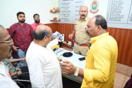 Police did not file FIR even after the fatal attack on a youth in Jagannathnagar, deep resentment among the residents, BJP candidate from North Assembly constituency Purandar Mishra went to the hospital and met the injured youth, Raipur, Chhattisgarh, Khabargali.