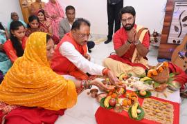 Chhattisgarh Chief Minister Vishnu Dev Sai, home village Bagiya, Kunkuri assembly of Jashpur district, before taking oath, the Chief Minister performed puja in his home with his family members, Khabargali