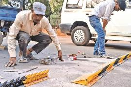 Be careful...do not drive on the wrong side, there is a tire killer ahead. Raipur Municipal Corporation and Traffic Department are using this to prevent road accidents, Chhattisgarh, Khabargali.