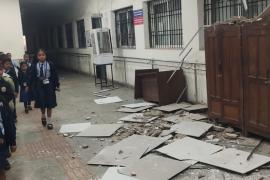 Ceiling plaster of RD Tiwari Atmanand School fell, children narrowly escaped, Raipur, Chhattisgarh, Khabargali.