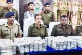 The accused arrested with a cache of fake notes worth Rs 3 crore 80 lakh, was taking it from Sarangarh to Raipur via Saraipali, the accused was hiding the fake notes inside the vehicle under the guise of sarees and was bringing it from Sarangarh to Raipur via Saraipali, Arun Sidar  , Superintendent of Police Mahasamund Rajesh Kukreja, Additional Superintendent of Police Akash Rao Girepunje, Chhattisgarh, Khabargali