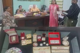 The Commission gave a check of Rs 10 lakh and jewelery worth Rs 5 lakh to the applicant, Chhattisgarh State Women Commission Chairperson Dr Kiranmayi Nayak and members Dr Archana Upadhyay, Raipur, Khabargali.