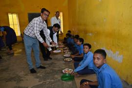 Teacher Dr. Arun Verma invited children in Rewarih school and served Chhappan Bhog in the feast, under Prime Minister Poshan Shakti Nirman Yojana, Holi Milan celebration and farewell program of 8th class children in Govt. Pre. Middle School Rewarih, Block- Palari, District- Balodabazar, Chhattisgarh, Khabargali
