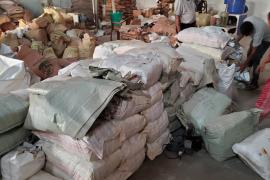 2800 kg carry bags seized from illegal plastic manufacturing and factory sealed, action taken by Chhattisgarh Public Works Department Regional Office Raipur, compensation will also be recovered for damage caused to the environment, M/s Vishwamitra Packaging Sondongri Raipur, Satyakarma Welfare Foundation Society, Superintendent Engineer A.C. Malu, Regional Officer P.K. Rabde, Environment Protection Act, Chhattisgarh, Khabargali