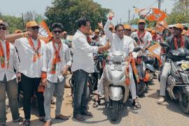 Former minister of Chhattisgarh government and senior BJP MLA Rajesh Munat campaigning for BJP in Puri, Odisha, Khabargali