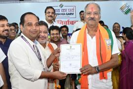 Raipur: BJP candidate Brijmohan Agarwal once again created history on Tuesday in the Lok Sabha elections, defeating the nearest rival Congress candidate Vikas Upadhyay by 5,75,285 votes, Chhattisgarh, Khabargali
