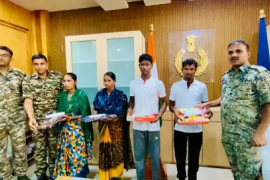 Four hardcore Naxalites with a reward of Rs 20 lakh surrendered in Sukma, they were involved in many major incidents... Latest news Hindi news khabargali 