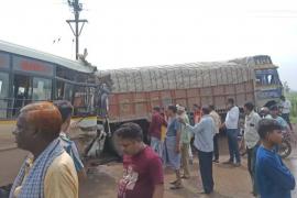 ACCIDENT NEWS: City bus and truck collide in Raipur Kharora Road, 20 people injured... Raipur news kharora news khabargali 