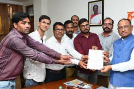 To resolve the salary discrepancy, the delegation team met the Chief Minister and submitted a memorandum... Latest news Hindi news cg news khabargali 