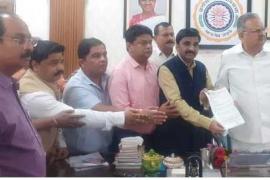 Chhattisgarh Employees Officers Federation met the Speaker of the Assembly regarding four point demands including dearness allowance and arrears, Dr. Raman Singh, Kamal Verma, Khabargali
