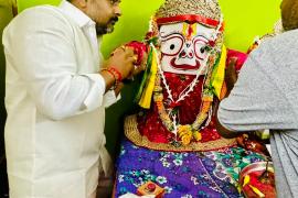 Lord Jagannath's Rath Yatra was organized at Lily Chowk in which former president of Chhattisgarh Building and Other Construction Workers Welfare Board Sushil Sunny Agarwal along with his family participated, Pandit Sanjay Joshi, Sachin Sharma, Raipur, Chhattisgarh, Khabargali