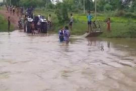 Rivers and drains in spate in Chhattisgarh, heavy rains in Raipur, children risking their lives going to school  cg news raipurnews durg news  khabargali  