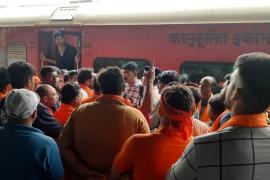 Kanwariyas created ruckus in Bilaspur zonal station, got angry due to separation of coaches  latestnews  hindinews cg news bilaspurnews  hindinews khabargali 
