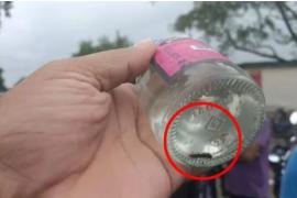   Insect found in liquor bottle, huge uproar, people continue selling adulterated liquor with insects in it  korba news bignews hindinews latestnews khabargali 