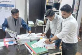 Divisional Commissioner served notice to SDM for keeping the order pending, instructions to conduct early hearing on revenue related cases, Divisional Commissioner Mahadev Kavre conducted surprise inspection of Sub Divisional Revenue Officer and Tehsil Office, Raipur, Chhattisgarh, Khabargali