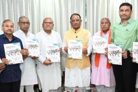 World Guru's goal will be accomplished through Swadeshi Campaign- Vishnudev Sai, release of Swadeshi Mela's brochure, Fair Manager of Indian Marketing Development Center Subrata Chaki, State Convenor of Swadeshi Jagran Manch and State Coordinator of Swavalambhi Bharat Abhiyan Mr. Jagdish Patel, Mr. Praveen Masheri, Mrs. Sheela Sharma, Mr. Yugbodh Agrawal, Mr. Amar Bansal, Mr. Amarjit Singh Chhabra, Mrs. Suman Mutha, Mr. Naveen Sharma, Bilaspur Division Convenor Dr. Sushil Shrivastava, Dr. Prafull Sharma, Di