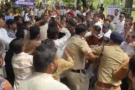 Ruckus between ABVP and NSUI workers in Chhattisgarh college, policemen also beaten up  cg news raipurnews chhattisgarhnews  hindinews cg latestnews khabargali 