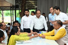 Sisters tied Rakhi to Chief Minister in public darshan, Chief Minister said- will give gift for Rakshabandhan latestnews hindinews  bignews cg news chhattisgarhnews cm vishnudev khabargali 