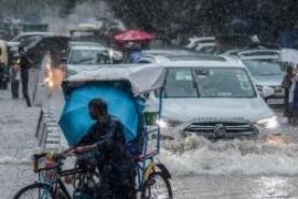 It has been raining continuously for 1 hour in the capital, two people died due to lightning...  cg news latest news cg bignews khabargali 