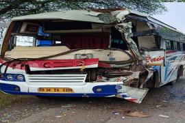 Bus coming to Raipur meets with accident, collides with truck filled with cylinders, 25 people injured  cg news hindi news cg big news latestnews khabargali 