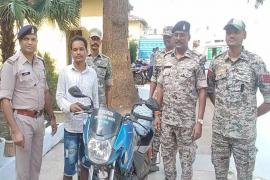 कांग्रेस नेता की बाइक से मिले नकली नोट, पुलिस ने चेकिंग में पकड़ाFake currency notes found in Congress leader's bike, caught by police during checking  cg news politics news cg big news khabargali 