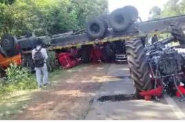 Trailer loaded with Mahindra tractor went out of control and overturned, driver narrowly escaped  cg news jagdalpur news cg hindi news khabargali 