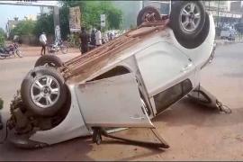 Car bounces 10 feet after hitting divider, drunk driver seriously injured cg news hindi news latest news accident news khabargali 