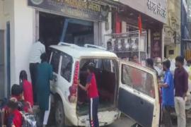 The brakes of the Scorpio carrying school children failed, it entered a jewelery shop and then...cg news cg big news latest news khabargali 