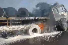 A massive fire broke out in a moving truck, the fire brigade team extinguished the fire with water...  cg news durg news fire on truck fire team latest news hindinews khabargali 