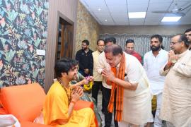 Raipur South BJP candidate Sunil Soni met Bageshwar Dham Peethadheeswar Pandit Dhirendra Shastri, Khabargali