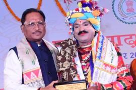 Chief Minister Vishnudev Sai honored Dr. Purushottam Chandrakar, on Chhattisgarh Day, Chief Minister honored Chandrakar for the preservation and promotion of traditional folk art of the state, Director Lokranjani Folk Art Cultural Forum, Changorabhatta Raipur, Khabargali