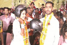 सगाई में दूल्हा-दुल्हन ने एक-दूसरे को पहनाया हेलमेट, दुर्घटना में हो गई थी पिता की मौत खबरगली The bride and groom wore helmets on each other during the engagement, father died in the accident  cg news hindi news  cg big news khabargali 