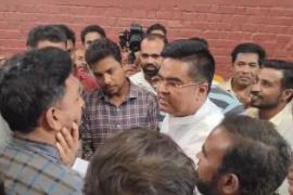 तालाब के नामकरण को लेकर विवाद, विधायक ने पकड़ लिया युवक का जबड़ा, और बोले सुन Controversy over naming of the pond, MLA grabbed the jaw of the young man and said listen  cg news hindi news cg big news kahabrgali