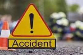  तेज रफ़्तार का कहर जारी, कार से बचा तो खड़े ट्रक से टकराया The havoc of high speed continues, he avoided the car and collided with a parked truck.  cg  news hindi news accident khabargali 