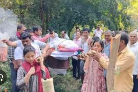 तीन बेटियों ने दी पिता को मुखाग्नि, लोगों की आंखे हुई नम खबरगली  Three daughters burnt their father, people's eyes became moist after hearing this newscg news hindi news cg big news latest news chhattisarh news gariyaband news khabargali 