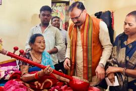 There should be no shortage in the treatment of Padma Vibhushan Teejan Bai: Chief Minister Vishnudev Sai has given instructions, Minister Shyam Bihari Jaiswal reached Ganiyari to meet Teejan Bai along with a team of doctors and MLAs, gave financial assistance of Rs 5 lakh, Khabargali