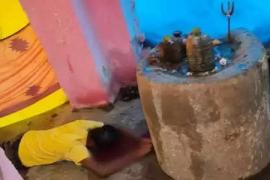 स्कूली छात्रा ने जीभ काटकर भोले बाबा को चढ़ाया, मंदिर के अंदर खुद को किया बंद खबरगली School girl cut her tongue and offered it to Bhole Baba, locked herself inside the temple cg news hindi news cg big news latest news chhattisgarh news khabargali 