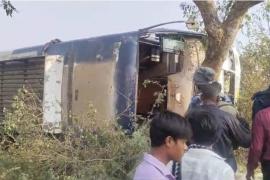  रायपुर से जगदलपुर जा रही बस पलटी, कई यात्री घायल खबरगली  The person who spread rumor of bomb in flight turned out to be an IB officer, police arrested him cg news hindi news cg big news latest news khabargali 