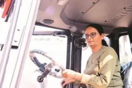  पति की मौत  के बाद पत्नी चलाने लगी जेसीबी, अब जापान में दिखाएगी अपना हुनर खबरगली  After the death of her husband, the wife started driving JCB, now she will show her skills in Japan cg news hindi news cg big news latest news cg hindi news cg big news khabargali 