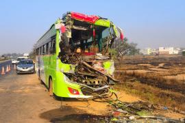  दुर्ग से पुरी जा रही बस ट्रक से टकराई, 6 माह की मासूम की मौत, 43 लोग घायल  खबरगलीBus going from Durg to Puri collides with truck, 6 month old innocent died, 43 people injured  cg news mahasamund news cg big news khabargali 